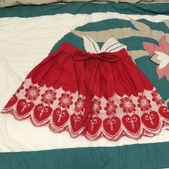 3/$15 Crystal candy Red floral scalloped tie lined skirt size small - Picture 7 of 9